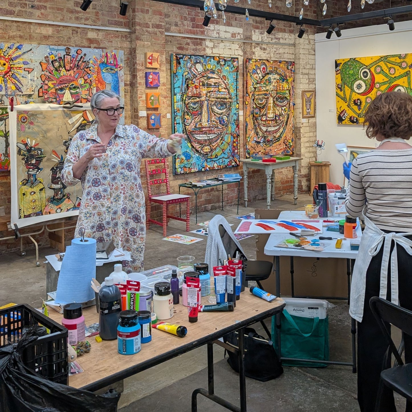 Artist Jen Rodger demonstrating mark-making and composition techniques